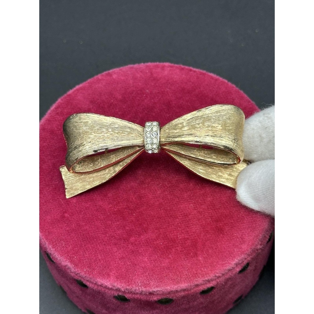 Stunning‎ Vintage Signed SA Brushed Goldtone Rhinestone Bow Brooch